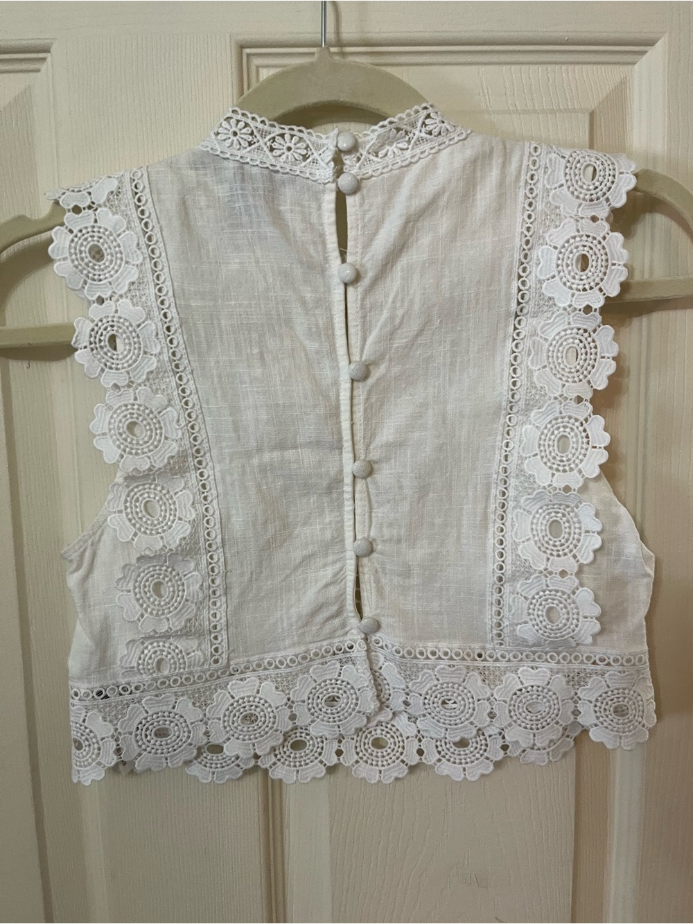 NWOT Forever 21 White Lace Floral Embroidered Festival Cropped Tank - Picture 2 of 2